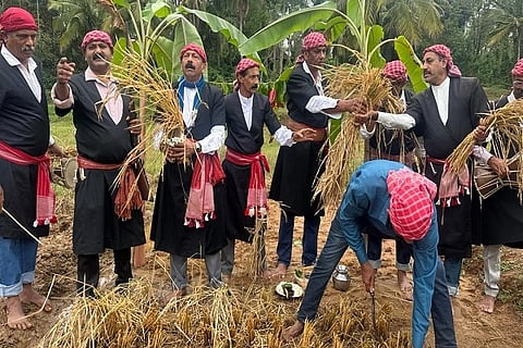 ಕೊಡವ ನ್ಯಾಷನಲ್ ಕೌನ್ಸಿಲ್ ಸಂಘಟನೆ ವತಿಯಿಂದ ಆಚರಿಸಲಾದ 32ನೇ ವರ್ಷದ ವಾರ್ಷಿಕ ಕೊಡವ ಸಾರ್ವಜನಿಕ ಹುತ್ತರಿ (ಪುತ್ತರಿ) ಹಬ್ಬದ ಸಂದರ್ಭದಲ್ಲಿ ಕದಿರು ತೆಗೆಯಲಾಯಿತು. ಎನ್.ಯು. ನಾಚಪ್ಪ, ಕಿರಿಯಮಾಡ ಶಾನ್, ಬೊಟ್ಟಂಗಡ ಗಿರೀಶ್, ಅಪ್ಪೆಂಗಡ ಮಾಲೆ ಪೂಣಚ್ಚ, ಚೊಕ್ಕಂಡ ಕಟ್ಟಿ ಪಳಂಗಪ್ಪ, ಪಾರ್ವಂಗಡ ನವೀನ್, ಜಮ್ಮಡ ಮೋಹನ್ ಮತ್ತಿತರರು ಇದ್ದರು.