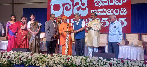 ಹುಬ್ಬಳ್ಳಿ ಗೋಕುಲ ರಸ್ತೆ ಕೆಇಸಿ ಎದುರಿನ ಗಾಂಧಿನಗರ ಕುಮಾರ ಪಾರ್ಕ್‌ನಲ್ಲಿ ಶುಕ್ರವಾರ ಏರ್ಪಡಿಸಿದ್ದ ಹೂವು ಬಳ್ಳಿಯ ಮೇಳವನ್ನು ಸಂಸದ ಜಗದೀಶ ಶೆಟ್ಟರ್ ಉದ್ಘಾಟಿಸಿದರು. ಮೃತ್ಯುಂಜಯ ಮರೋಳ, ಮಹೇಶ ಕೂಕನೂರ, ಜಿ.ಬಿ. ಹಳ್ಯಾಳ, ಆರತಿ ಮರೋಳ, ಇತರರಿದ್ದರು.