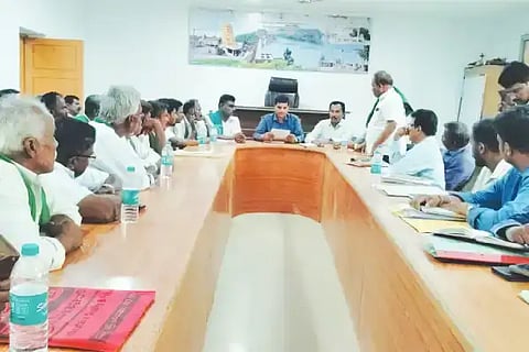 ಹಿರಿಯೂರು ತಾಲೂಕು ಕಚೇರಿಯಲ್ಲಿ ತಹಸೀಲ್ದಾರ್ ಎಂ. ಸಿದ್ದೇಶ್ ಅಧ್ಯಕ್ಷತೆಯಲ್ಲಿ ಕೃಷಿ ಇಲಾಖೆ-ರೈತ ಮುಖಂಡರ ಸಭೆ ನಡೆಯಿತು. ಸಹಾಯಕ ಕೃಷಿ ನಿರ್ದೇಶಕ ಜೆ. ಅಶೋಕ್, ಉಪ ಕೃಷಿ ನಿರ್ದೇಶಕ ಉಮೇಶ್, ಕೆ.ಸಿ. ಹೊರಕೇರಪ್ಪ, ಸಿದ್ದರಾಮಣ್ಣ, ಕೆ.ಟಿ. ತಿಪ್ಪೇಸ್ವಾಮಿ ಇದ್ದರು.