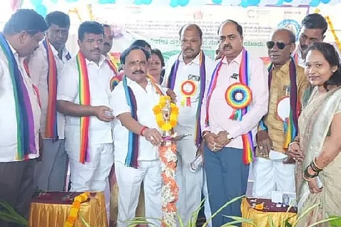  ಹಿರಿಯೂರಿನಲ್ಲಿ ಭಾನುವಾರ ಆಯೋಜಿಸಿದ್ದ 72ನೇ ಅಖಿಲ ಭಾರತ ಸಹಕಾರ ಸಪ್ತಾಹಕ್ಕೆ ಜಿಲ್ಲಾ ಸಚಿವ ಡಿ.ಸುಧಾಕರ್ ಚಾಲನೆ ನೀಡಿದರು. ಕೆ. ಜಗದೀಶ್, ಸಾದತ್‌ವುಲ್ಲಾ, ಶಿವು ಇತರರಿದ್ದರು.