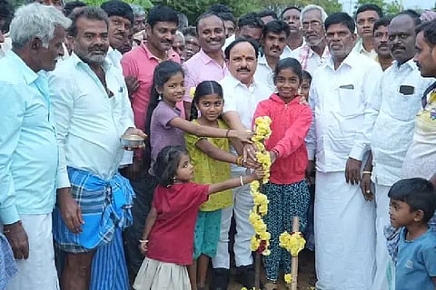 development: ಹಿರಿಯೂರು ತಾಲೂಕಿನ ಹುಲಿತೊಟ್ಲು ಗ್ರಾಮದ ದಲಿತ ಕಾಲನಿಯಲ್ಲಿ ವಿವಿಧ ಅಭಿವೃದ್ಧಿ ಕಾಮಗಾರಿಗೆ ಜಿಲ್ಲಾ ಸಚಿವ ಡಿ. ಸುಧಾಕರ್ ಭೂಮಿಪೂಜೆ  ನೇರವೇರಿಸಿದರು.