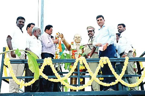 Ambedkar: ಹಿರಿಯೂರಿನಲ್ಲಿ ಬುಧವಾರ ಡಾ.ಬಿ.ಆರ್. ಅಂಬೇಡ್ಕರ್ ಪ್ರತಿಮೆಗೆ ಮಾಲಾರ್ಪಣೆ ಮಾಡಲಾಯಿತು.