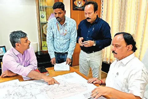  UGD work:ಬೆಂಗಳೂರಿನ ವಿಕಾಸ ಸೌಧದಲ್ಲಿ ಬುಧವಾರ ಆಯೋಜಿಸಿದ್ದ ಸಭೆಯಲ್ಲಿ ಹಿರಿಯೂರಿನ ಯುಜಿಡಿ ಕಾಮಗಾರಿ ಅನುಷ್ಠಾನ ಕುರಿತು ಚರ್ಚಿಸಲಾಯಿತು. 