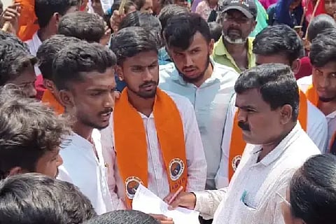 ABVP ಹಿರಿಯೂರಿನಲ್ಲಿ ಬಸ್ ಸೌಲಭ್ಯಕ್ಕೆ ಒತ್ತಾಯಿಸಿ ಎಬಿವಿಪಿ ಸಂಘಟನೆ ನೇತೃತ್ವದಲ್ಲಿ ಸೋಮವಾರ ವಿವಿಧ ಕಾಲೇಜಿನ ವಿದ್ಯಾರ್ಥಿಗಳು ಪ್ರತಿಭಟನೆ ನಡೆಸಿದರು.