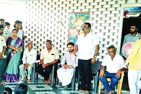  ಹಿರಿಯೂರಿನ 31ನೇ ವಾರ್ಡ್‌ನಲ್ಲಿ ಶುಕ್ರವಾರ ಕಾಂಗ್ರೆಸ್ ಕಾರ್ಯಕರ್ತರ ಸಭೆ ನಡೆಸಲಾಯಿತು. ಯುವಮುಖಂಡ ಸುಹಾಸ್ ಸುಧಾಕರ್, ಈ. ಮಂಜುನಾಥ್, ಜಿ. ಪ್ರೇಮ್‌ಕುವಾರ್, ಗುರು ಇತರರಿದ್ದರು. guarantee