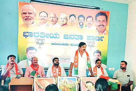 ಹಿರಿಯೂರಿನ ಬಿಜೆಪಿ ಕಚೇರಿಯಲ್ಲಿ ಶನಿವಾರ ಆಯೋಜಿಸಿದ್ದ ಬಿಜೆಪಿ ಪದಾಧಿಕಾರಿಗಳ ಸಭೆಯಲ್ಲಿ ಜಿಲ್ಲಾ ಪ್ರಧಾನ ಕಾರ್ಯದರ್ಶಿ ಮಾದುರಿ ಗಿರೀಶ್ ಮಾತನಾಡಿದರು. ಕೆ. ಅಭಿನಂದನ್, ಹರ್ಷ, ಯೋಗೇಶ್, ವಿಶ್ವನಾಥ್ ಇದ್ದರು. awareness
