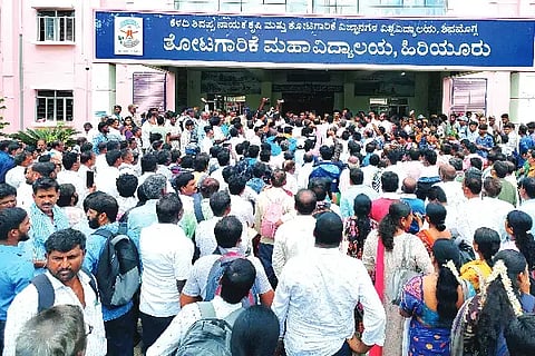 ಹಿರಿಯೂರು ತಾಲೂಕಿನ ಬಬ್ಬೂರು ತೋಟಗಾರಿಕೆ ಮಹಾವಿದ್ಯಾಲಯದಲ್ಲಿ ಸೋಮವಾರ ನಡೆದ ಕೆಸಿಇಟಿ ಕೃಷಿ ಪ್ರಾಯೋಗಿಕ ಪರೀಕ್ಷೆ ಸ್ಥಗಿತಗೊಳಿಸುವಂತೆ ಒತ್ತಾಯಿಸಿ ಪಾಲಕರು ಹಾಗೂ ವಿದ್ಯಾರ್ಥಿಗಳು ಪ್ರತಿಭಟನೆ ನಡೆಸಿದರು.    