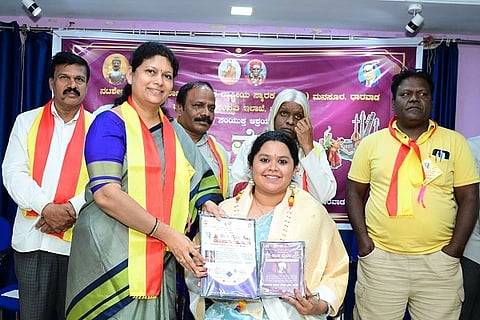 ಹುಬ್ಬಳ್ಳಿಯ ವಿದುಷಿ ಇಚ್ಚಿತಾ ಮಡಿಕೇರಿ Ichchitha Madikeriಅವರಿಗೆ ‘ಕರ್ನಾಟಕ ಸಾಧನ ಭೂಷಣ 2026’ ಪ್ರಶಸ್ತಿಯನ್ನು ಧಾರವಾಡದಲ್ಲಿ ಸೋಮವಾರ ನೀಡಿ ಗೌರವಿಸಲಾಯಿತು.