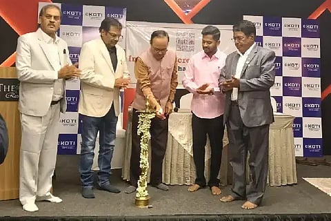 ಹುಬ್ಬಳ್ಳಿಯಲ್ಲಿ ಭಾನುವಾರ (ICI HD) ಆಯೋಜಿಸಿದ್ದ ಇಂಡಿಯನ್ ಕಾಂಕ್ರೀಟ್ ಇನ್​ಸ್ಟಿಟ್ಯೂಟ್ ಹುಬ್ಬಳ್ಳಿ-ಧಾರವಾಡ ಸೆಂಟರ್​ನ ನೂತನ ಪದಾಧಿಕಾರಿಗಳ ಪದಗ್ರಹಣ ಸಮಾರಂಭವನ್ನು ಡಾ. ವಿ. ರಾಮಚಂದ್ರ ಉದ್ಘಾಟಿಸಿದರು. ಡಾ. ಆನಂದ ಹುಣಶ್ಯಾಳ, ರಾಹುಲ ಕೋಟಿ, ಸುರೇಶ ಕಿರೇಸೂರ ಇದ್ದರು.