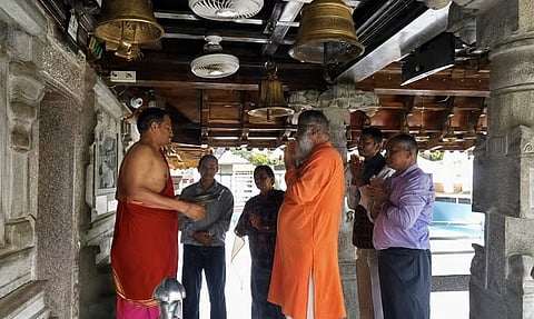 ನಿರೀಕ್ಷಿತ ಪ್ರಮಾಣದ ಮಳೆಯಾಗದ ಹಿನ್ನೆಲೆಯಲ್ಲಿ ಚೆಟ್ಟಳ್ಳಿ ಪ್ರಾಥಮಿಕ ಕೃಷಿ ಪತ್ತಿನ ಸಹಕಾರ ಸಂಘದ ವತಿಯಿಂದ ಪಾಡಿ ಇಗ್ಗುತಪ್ಪ ದೇವರ ಸನ್ನಿಧಿಯಲ್ಲಿ ಮಳೆಗಾಗಿ ಸೋಮವಾರ ವಿಶೇಷ ಪೂಜೆ ಸಲ್ಲಿಸಲಾಯಿತು. ಮಣಿ ಉತ್ತಪ್ಪ, ಪೂಣಚ್ಚ, ಶರಿನ್ ಇತರರಿದ್ದರು.