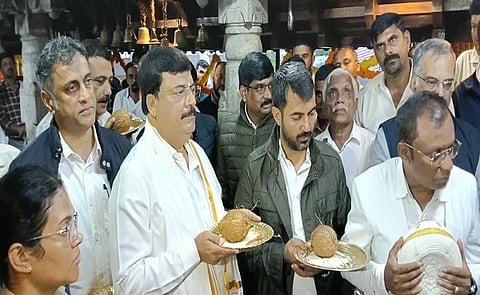 ಹೆಚ್ಚಿನ ಮಳೆಗಾಗಿ ಪಾಡಿ ಶ್ರೀ ಇಗ್ಗುತಪ್ಪ ದೇವಾಲಯದಲ್ಲಿ ಸಚಿವ ಪಿ.ಎಂ.ನರೇಂದ್ರಸ್ವಾಮಿ, ಎ.ಎಸ್.ಪೊನ್ನಣ್ಣ, ಡಾ.ಮಂತರ್‌ಗೌಡ ರುದ್ರಾಭಿಷೇಕ ವಿಶೇಷ ಪೂಜೆ ಸಲ್ಲಿಸಿದರು.