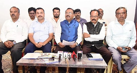  ತುಮಕೂರಿನಲ್ಲಿ ರಾಜ್ಯ ಸರ್ಕಾರಿ ಎಸ್ಸಿ, ಎಸ್ಟಿ ನೌಕರರ ಸಮನ್ವಯ ಸಮಿತಿ ಜಿಲ್ಲಾಧ್ಯಕ್ಷ ಕೆ.ಸಿ.ನರಸಿಂಹಮೂರ್ತಿ ಸುದ್ದಿಗೋಷ್ಠಿಯಲ್ಲಿ ಮಾತನಾಡಿದರು. ಬಿ.ಆರ್​.ನರಸಿಂಹಮೂರ್ತಿ, ಎಚ್​.ನಾಗರಾಜು, ಎಚ್​.ಎನ್​.ಸುರೇಶ್​, ಡಾ.ಎಚ್​.ಎನ್​.ಚಂದ್ರಕುಮಾರ್​ ಮತ್ತಿತರರು ಇದ್ದರು. 
