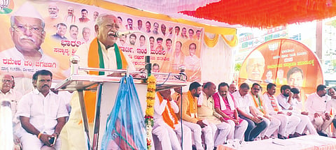 ಇಂಡಿ ನಗರದಲ್ಲಿ ಬಿಜೆಪಿ ಆಯೋಜಿಸಿದ್ದ ಕಾರ್ಯಾಲಯ ಉದ್ಘಾಟನೆ ಹಾಗೂ ಪ್ರಧಾನಿ ಮೋದಿ ಅವರ 12 ವರ್ಷಗಳ ಸಾಧನಾ ಸಮಾವೇಶವನ್ನು ವಿಜಯಪುರ ಸಂಸದ ರಮೇಶ ಜಿಗಜಿಣಗಿ ಉದ್ಘಾಟಿಸಿ ಮಾತನಾಡಿದರು. ಅಪ್ಪಾಸಾಹೇಬ ಪಟ್ಟಣಶೆಟ್ಟಿ, ಹಣಮಂತರಾಯಗೌಡ ಪಾಟೀಲ, ಗುರುಲಿಂಗಪ್ಪ ಅಂಗಡಿ ಮತ್ತಿತರರಿದ್ದರು.