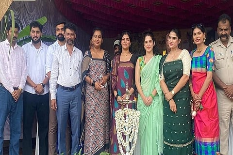 ಹದಿನೆAಟನೇ ವರ್ಷದ ಇಶಾ ಗ್ರಾಮೋತ್ಸವ-26 ರೂರಲ್ ಪ್ರೀಮಿಯರ್ ಲೀಗ್ ಮೊದಲನೇ ಹಂತದ ಕ್ಲಸ್ಟರ್ ಪಂದ್ಯಗಳ ಉದ್ಘಾಟನೆ ಸಂದರ್ಭ ಗಣ್ಯರು ಪಾಲ್ಗೊಂಡಿದ್ದರು. ನಿವೃತ್ತ ಸುಬೇದಾರ್ ಎ.ಕೆ. ರಂಜಿತ್, ತೇಜಸ್ವಿನಿ ಶರ್ಮ, ಸಿಂಚನ ಪ್ರೀತಂ ಶೆಟ್ಟಿ, ರಾಹಿಲ್, ತರುಣ್ ಗೌಡ, ನಮೃತಾ, ಅರ್ಪಿತಾ ಮತ್ತಿತರರು ಇದ್ದರು.