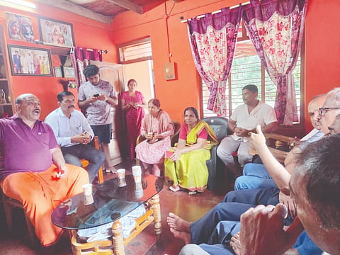  ಶಾಂತಿಗೋಡಿನ ಯುವತಿ ಮನೆಗೆ ಶುಕ್ರವಾರ ಪ್ರಮುಖರಾದ ಸುಂದರ ಗೌಡ, ವಾರಿಜಾ ಬೆಳ್ಳಿಯಪ್ಪ ಗೌಡ, ಮೋಹನ ಬಾಳುಗೋಡು, ಯತೀಶ್ ದೇವ, ಸಂಧ್ಯಾ ಶಶಿಧರ್ ದರ್ಬೆ ಭೇಟಿ ನೀಡಿದರು.