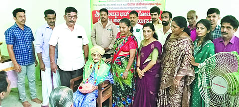 ಕುಂಬ್ರ ಪ್ರಾಥಮಿಕ ಕೃಷಿ ಪತ್ತಿನ ಸಹಕಾರ ಸಂಘದ ಸುಳ್ಯಪದವು ಶಾಖಾ ಕಟ್ಟಡಕ್ಕೆ ಸ್ಥಳದಾನ ಮಾಡಿದ ಕುಟುಂಬದ ವಿಶಾಲಾಕ್ಷಿ ಅಮ್ಮ ಅವರನ್ನು ಸಂಘದ ವತಿಯಿಂದ ಗೌರವಿಸಲಾಯಿತು.