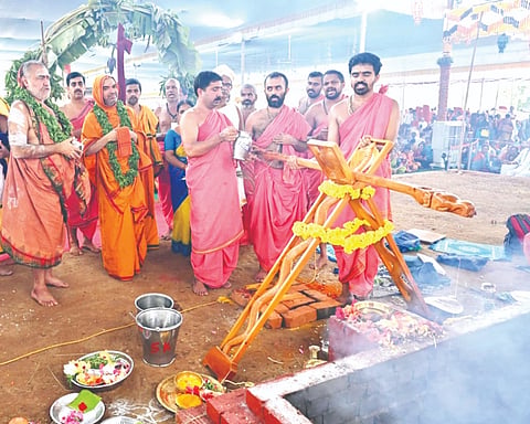  ಹನುಮಗಿರಿ ಕೋದಂಡರಾಮ ಪಂಚಮುಖ ಆಂಜನೇಯ ಕ್ಷೇತ್ರದಲ್ಲಿ ಶ್ರೀರಾಮ ತಾರಕ ಮಹಾಯಜ್ಞದ ಪೂರ್ಣಾಹುತಿ ಶಂಕರ ವಿಜಯೇಂದ್ರ ಸರಸ್ವತಿ ಸ್ವಾಮೀಜಿ, ರಾಘವೇಶ್ವರ ಭಾರತೀ ಸ್ವಾಮೀಜಿ ಸಮ್ಮುಖದಲ್ಲಿ ನಡೆಯಿತು. ಕುಂಟಾರು ರವೀಶ ತಂತ್ರಿ, ನಳಿನ್ ಕುಮಾರ್ ಕಟೀಲ್, ನನ್ಯ ಅಚ್ಯುತ ಮೂಡೆತ್ತಾಯ, ಜಿ.ಕೆ.ಮಹಾಬಲೇಶ್ವರ ಭಟ್ ಸಹಿತ ಪ್ರಮುಖರಿದ್ದರು.  