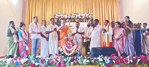  ಒಡಿಯೂರು ಗ್ರಾಮವಿಕಾಸ ಯೋಜನೆಯ ಕೆಯ್ಯೂರು-ಕೆದಂಬಾಡಿ ಘಟ ಸಮಿತಿ ವಾರ್ಷಿಕೋತ್ಸವ, ಸಾರ್ವಜನಿಕ ಶ್ರೀ ಸತ್ಯದತ್ತ ವ್ರತ ಪೂಜೆ ಕಾರ್ಯಕ್ರಮದ ಧಾರ್ಮಿಕ ಸಭೆಯನ್ನು ಒಡಿಯೂರು ಕ್ಷೇತ್ರದ ಗುರುದೇವಾನಂದ ಸ್ವಾಮೀಜಿ ಉದ್ಘಾಟಿಸಿದರು. ಮಾತೇಶ್ ಭಂಡಾರಿ, ಸುಜಾತಾ ಮುಳಿಗದ್ದೆ, ಎ.ಕೆ.ಜಯರಾಮ ರೈ ಮೊದಲಾದವರು ಉಪಸ್ಥಿತರಿದ್ದರು. 
