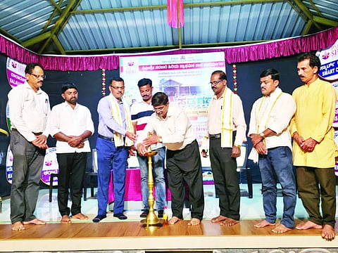 ವೀರಮಂಗಲ ಪಿಎಂಶ್ರೀ ಸರ್ಕಾರಿ ಹಿರಿಯ ಪ್ರಾಥಮಿಕ ಶಾಲೆಯಲ್ಲಿ‘ಪಿಎಂಶ್ರೀ ಸಡಗರ’ ಕಾರ್ಯಕ್ರಮವನ್ನು ಪಶು ಸಂಗೋಪನಾ ಇಲಾಖೆ ಸಹಾಯಕ ನಿರ್ದೇಶಕ ಪ್ರಸನ್ನ ಕುಮಾರ್ ಉದ್ಘಾಟಿಸಿದರು.