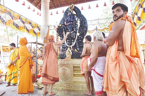  ಹನುಮಗಿರಿಯಲ್ಲಿ ಭಾನುವಾರ ಪಂಚಮುಖಿ ಆಂಜನೇಯ ದೇವರ ಪ್ರತಿಷ್ಠಾಪನೆ ನಡೆದ ವೇಳೆ ಕಂಚಿ ಕಾಮಕೋಟಿ ಪೀಠದ ಶಂಕರ ವಿಜಯೇಂದ್ರ ಸರಸ್ವತಿ ಸ್ವಾಮೀಜಿ ದೇವರಿಗೆ ಮಂಗಳಾರತಿ ಬೆಳಗಿದರು. ರಾಮಚಂದ್ರಾಪುರ ಮಠದ ರಾಘವೇಶ್ವರ ಭಾರತೀ ಸ್ವಾಮೀಜಿ, ಕುಂಟಾರು ರವೀಶ ತಂತ್ರಿ ಮತ್ತಿತರರು ಇದ್ದರು. 