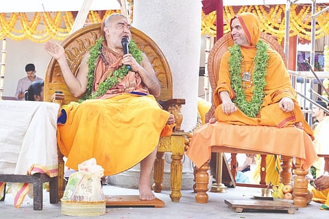 ಹನುಮಗಿರಿಯ ಪುನ:ಪ್ರತಿಷ್ಠಾಪನೆ ಬ್ರಹ್ಮಕಲಶೋತ್ಸವದ ಕಾರ್ಯಕ್ರಮದಲ್ಲಿ ಕಂಚಿ ಕಾಮಕೋಟಿ ಪೀಠದ ಶಂಕರ ವಿಜಯೇಂದ್ರ ಸರಸ್ವತಿ ಸ್ವಾಮೀಜಿ ಧರ್ಮ ಸಂದೇಶ ನೀಡಿದರು. ರಾವೇಶ್ವರ ಭಾರತೀ ಸ್ವಾಮೀಜಿ ಉಪಸ್ಥಿತರಿದ್ದರು.