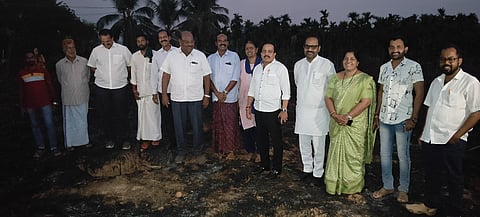 ಅಡಕೆ ಗಿಡಗಳು ನಾಶವಾಗಿದ್ದ ಸ್ಥಳಕ್ಕೆ ಶಾಸಕ ಅಶೋಕ್ ರೈ ಭೇಟಿ ನೀಡಿ ಪರಿಶೀಲಿಸಿದರು. ಕಾವು ಹೇಮನಾಥ ಶೆಟ್ಟಿ, ಅನಿತಾ ಹೇಮನಾಥ ಶೆಟ್ಟಿ, ರಾಧಾಕೃಷ್ಣ ರೈ, ಸನತ್ ರೈ ಮತ್ತಿತರರಿದ್ದರು.