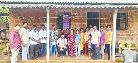  ಮನೆಗೆ ಮೇಲ್ಛಾವಣಿ ನಿರ್ಮಿಸಿಕೊಟ್ಟ ವಿಜಯ ಸಾಮ್ರಾಟ್ ಸ್ಥಾಪಕಾಧ್ಯಕ್ಷ ಸಹಜ್ ರೈ ಬಳಜ್ಜ ಅವರನ್ನು ಲೀಲಾವತಿ ಕುಟುಂಬದವರು ಗೌರವಿಸಿದರು. ಪ್ರಮುಖರಾದ ರಾಜೇಶ್ ರೈ ಪರ್ಪುಂಜ, ಚಂದ್ರಶೇಖರ ರೈ, ಪ್ರಶಾಂತ್ ಕುಮಾರ್ ಇತರರು ಇದ್ದರು.  