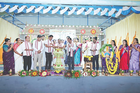 ಪೆರ್ಲಂಪಾಡಿಯಲ್ಲಿ ಪ್ರಗತಿ ಬಂಧು ಸ್ವಸಹಾಯ ಸಂಘಗಳ ಒಕ್ಕೂಟ ಪದಗ್ರಹಣವನ್ನು ಪದ್ಮನಾಭ ಶೆಟ್ಟಿ ಉದ್ಘಾಟಿಸಿದರು. ಉದಯ ಕುಮಾರ್ ಜಿ.ಕೆ., ಬಾಬು ನಾಯ್ಕ, ಶಶಿಧರ್ ಮತ್ತಿತರರು ಇದ್ದರು.  