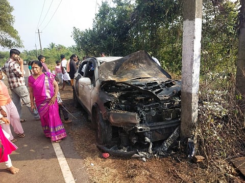  ಬೆಂಕಿಗಾಹುತಿಯಾದ ಕಾರು.