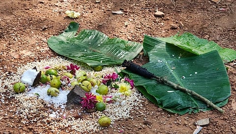  ಬೆಳ್ಳಿಪ್ಪಾಡಿ ಗ್ರಾಮದ ಕಟಾರ ವ್ಯಾಪ್ತಿಯಲ್ಲಿ ಮೂರು ರಸ್ತೆಗಳ ಸಂಪರ್ಕ ಭಾಗದಲ್ಲಿ ಕಂಡು ಬಂದಿರುವ ವಾಮಾಚಾರ ಶಂಕೆಗೆ ಕಾರಣವಾದ ಮಾಂತ್ರಿಕ ಪ್ರಕ್ರಿಯೆ.