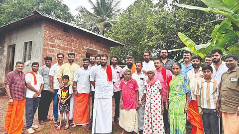  ಪುತ್ತಿಲ ಪರಿವಾರ ಸೇವಾ ಟ್ರಸ್ಟ್ ವತಿಯಿಂದ ನವೀಕರಿಸಿದ ಮನೆಯನ್ನು ನಾರಾಯಣ ನಾಯ್ಕ-ಗೌರಿ ದಂಪತಿಗೆ ಹಸ್ತಾಂತರಿಸಲಾಯಿತು. ಟ್ರಸ್ಟ್ ಸಂಚಾಲಕ ಅರುಣ್‌ಕುಮಾರ್ ಪುತ್ತಿಲ, ಅಧ್ಯಕ್ಷ ಶ್ರೀರಾಮ್ ಭಟ್ ಪಾತಾಳ, ಪ್ರಧಾನ ಕಾರ್ಯದರ್ಶಿ ಪ್ರೇಮ್‌ರಾಜ್ ಆರ್ಲಪದವು ಮತ್ತಿತರರು ಇದ್ದರು.  