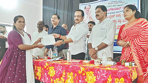  ನಿಡ್ಪಳ್ಳಿ ಗ್ರಾಪಂ ಸಮುದಾಯ ಭವನದಲ್ಲಿ ಮಂಗಳವಾರ 24ನೇ ಅಕ್ರಮ ಸಕ್ರಮ ಬೈಠಕ್ ಮತ್ತು 94 ಸಿ ಹಕ್ಕುಪತ್ರ ವಿತರಣಾ ಕಾರ್ಯಕ್ರಮದಲ್ಲಿ ಶಾಸಕ ಅಶೋಕ್ ರೈ ಫಲಾನುಭವಿಗಳಿಗೆ ಹಕ್ಕುಪತ್ರ ವಿತರಿಸಿದರು. ಎಸ್.ಬಿ.ಕೂಡಲಗಿ, ಮಹಮ್ಮದ್ ಬಡಗನ್ನೂರು, ರಾಮಣ್ಣ ಪಿಲಿಂಜ ಮತ್ತಿತರರಿದ್ದರು.