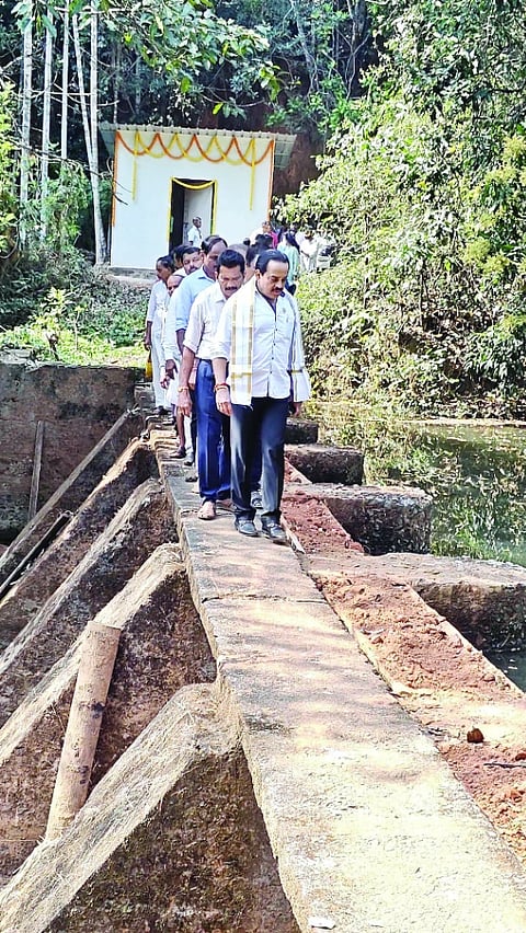  ಒಳಮೊಗ್ರು ಗ್ರಾಮದ ಎರ್ಮೆಟ್ಟಿ ಎಂಬಲ್ಲಿ ಶಿಥಿಲಾವಸ್ಥೆಯಲ್ಲಿರುವ ಕಿಂಡಿ ಅಣೆಕಟ್ಟನ್ನು ಶಾಸಕ ಅಶೋಕ್ ರೈ ಪರಿಶೀಲನೆ ನಡೆಸಿದರು.