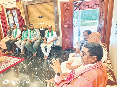  ಭಾರತೀಯ ಕಿಸಾನ್ ಸಂಘದ ರಾಷ್ಟ್ರೀಯ ಅಧ್ಯಕ್ಷ ಕೊಂಡಲೆ ಸಾಯಿ ರೆಡ್ಡಿ  ಸಂದ ಪದಾಧಿಕಾರಿಗಳೊಂದಿಗೆ ಸವಾಲೋಚನಾ ಸಭೆ ನಡೆಸಿದರು. ಪ್ರಮುಖರಾದ ಎಂ.ಜಿ.ಸತ್ಯನಾರಾಯಣ, ಸುಬ್ರಾಯ, ರಾಮಪ್ರಸಾದ್, ಪ್ರವೀಣ್ ಭೀಮಯ್ಯ ಇತರರಿದ್ದರು.