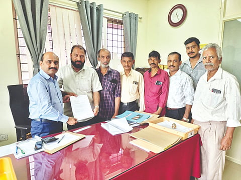  ರಾಜ್ಯದಲ್ಲಿ ವಿದ್ಯುತ್ ವಿತರಣಾ ವಲಯವನ್ನು ಖಾಸಗೀಕರಣಗೊಳಿಸುವ ಸರ್ಕಾರದ ಪ್ರಸ್ತಾವನೆಯನ್ನು ವಿರೋಧಿಸಿ ಕುಂಬ್ರ ವರ್ತಕರ ಸಂಘದ ಪದಾಧಿಕಾರಿಗಳು ಆಕ್ಷೇಪಣಾ ಪತ್ರ ಸಲ್ಲಿಸಿದರು. ಪಿ.ಕೆ.ಮಹಮ್ಮದ್ ಕೂಡುರಸ್ತೆ, ಶ್ಯಾಮ್‌ಸುಂದರ ರೈ ಕೊಪ್ಪಳ ಮೊದಲಾದವರಿದ್ದರು.  