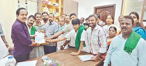  ಕಾರ್ನೂರು ಸಂಪರ್ಕಿಸುವ ಕಾಲುದಾರಿ ದುರಸ್ತಿಗೆ ಆಗ್ರಹಿಸಿ ಹಸಿರುಸೇನೆ ನೇತೃತ್ವದಲ್ಲಿ ಸ್ಥಳೀಯರು ಶಾಸಕರಿಗೆ ಮನವಿ ಸಲ್ಲಿಸಿದರು. ಅಮರನಾಥ ಆಳ್ವ, ಭಾಸ್ಕರ ರೈ, ಕೊರಗಪ್ಪ ನಾಯ್ಕ ಮೊದಲಾದವರಿದ್ದರು.  