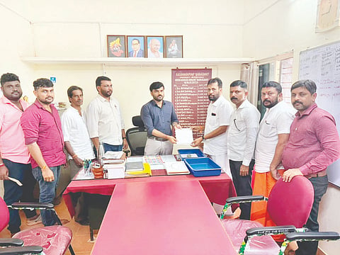  ಶಾಂತಿಗೋಡು-ಆನಡ್ಕ ರಸ್ತೆ ದುರಸ್ತಿಗಾಗಿ ಪುತ್ತಿಲ ಪರಿವಾರ ಸೇವಾ ಟ್ರಸ್ಟ್ ಪದಾಧಿಕಾರಿಗಳು ಪಂಚಾಯತ್ ರಾಜ್ ಇಲಾಖೆಯ ಪುತ್ತೂರು ವಿಭಾಗದ ಸಹಾಯಕ ಕಾರ್ಯಪಾಲಕ ಇಂಜಿನಿಯರ್‌ಗೆ ಮನವಿ ಸಲ್ಲಿಸಿದರು. ಅರುಣ್ ಕುಮಾರ್ ಪುತ್ತಿಲ, ಉಮೇಶ್ ಕೋಡಿಬೈಲು, ಅನಿಲ್ ತೆಂಕಿಲ ಮೊದಲಾದರಿದ್ದರು.