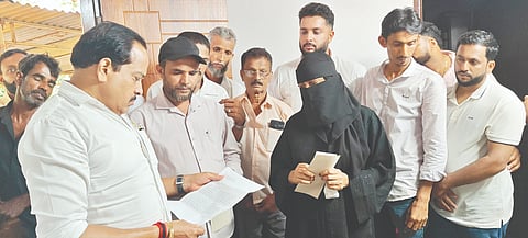  ಪುತ್ತೂರು ತಾಲೂಕಿನ ಕೆದಂಬಾಡಿ ಗ್ರಾಮದ ಸಾರೆಪುಣಿ ನಿವಾಸಿ ಜುಬೈದಾ ಅವರ ಪುತ್ರಿ ಫಾತಿಮತ್ ನಿಶಾನ ಮನೆಗೆ ಶಾಸಕ ಅಶೋಕ್ ರೈ ಕಾಂಗ್ರೆಸ್ ಮುಖರೊಂದಿಗೆ ಭೇಟಿ ನೀಡಿದರು.