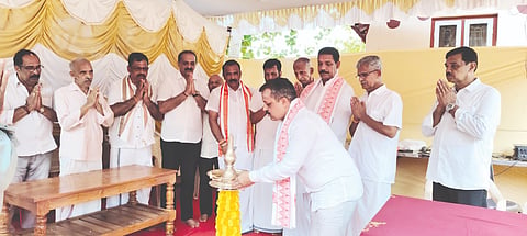 ಹನುಮಗಿರಿ ಕ್ಷೇತ್ರದಲ್ಲಿ ಬ್ರಹ್ಮಕಲಶೋತ್ಸವ ಪ್ರಯುಕ್ತ ತೆರೆಯಲಾದ ಬ್ರಹ್ಮಕಲಶೋತ್ಸವ ಕಾರ್ಯಾಲಯವನ್ನು ದ್ವಾರಕಾ ಪ್ರತಿಷ್ಠಾನದ ಆಡಳಿತ ನಿರ್ದೇಶಕ ಗೋಪಾಲಕೃಷ್ಣ ಭಟ್ ಉದ್ಘಾಟಿಸಿದರು. ನಳಿನ್‌ಕುಮಾರ್ ಕಟೀಲು, ನನ್ಯ ಅಚ್ಯುತ ಮೂಡೆತ್ತಾಯ, ಸಾಜ ರಾಧಾಕೃಷ್ಣ ಆಳ್ವ, ಸೀತಾರಾಮ ರೈ ಕೆದಂಬಾಡಿಗುತ್ತು, ಅರುಣ್ ಕುವಾರ್ ಪುತ್ತಿಲ ಮತ್ತಿತರರು ಇದ್ದರು.