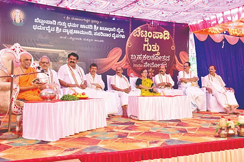 ಬೆಟ್ಟಂಪಾಡಿ ಗುತ್ತು ಚಾವಡಿಯಲ್ಲಿ ನಡೆದ ದೈವಗಳ ಪುನಃ ಪ್ರತಿಷ್ಠಾಪನಾ ಬ್ರಹ್ಮಕಲಶೋತ್ಸವ ಧಾರ್ಮಿಕ ಸಭೆಯಲ್ಲಿ ಒಡಿಯೂರು  ಶ್ರೀ ಗುರುದೇವಾನಂದ ಸ್ವಾಮೀಜಿ ಆಶೀರ್ವಚನ ನೀಡಿದರು. ಗುರುಪ್ರಸಾದ್ ರೈ, ಪ್ರದೀಪ್ ಹೆಗ್ಡೆ, ರಾಧಾಕೃಷ್ಣ ರೈ ಇತರರಿದ್ದರು.