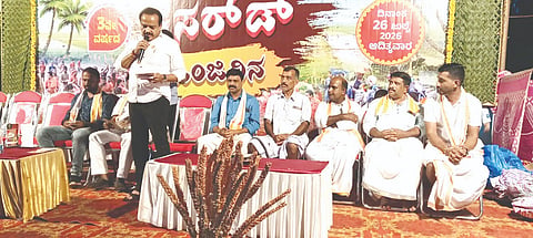 ‘ಕೆಸರ್ಡ್‌ ಒಂಜಿ ದಿನ’ ಕಾರ್ಯಕ್ರಮದ ಸಮಾರೋಪ ಸಮಾರಂಭದಲ್ಲಿ ಶಾಸಕ ಅಶೋಕ್ ರೈ ಮಾತನಾಡಿದರು. ಪ್ರಮುಖರಾದ ಸತೀಶ್ ರೈ, ರಾಜೇಶ್ ರೈ ಮೇಗಿನಮನೆ, ಗಂಗಾಧರ ರೈ ಮತ್ತಿತರರು ಇದ್ದರು.