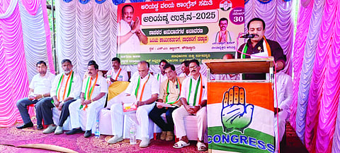  ಕೌಡಿಚ್ಚಾರಿನಲ್ಲಿ ಅರಿಯಡ್ಕ ಉತ್ಸವದಲ್ಲಿ ಶಾಸಕ ಅಶೋಕ್ ಕುಮಾರ್ ರೈ ಮಾತನಾಡಿದರು.