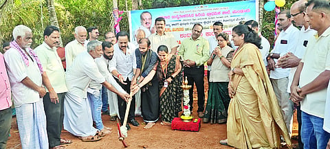 ಮುಂಡೂರು ಸರ್ಕಾರಿ ಹಿರಿಯ ಪ್ರಾಥಮಿಕ ಶಾಲೆಯಲ್ಲಿ ಶಾಲಾ ಕೊಠಡಿಗಳ ನಿರ್ಮಾಣ ಕಾಮಗಾರಿಗೆ ಶಾಸಕ ಅಶೋಕ್ ರೈ ಶಿಲಾನ್ಯಾಸಗೈದರು.