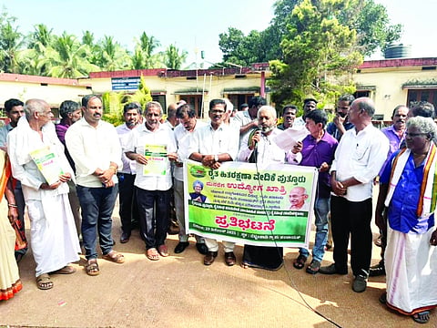 ಕೇಂದ್ರ ಸರ್ಕಾರದ ಕ್ರಮವನ್ನು ವಿರೋಧಿಸಿ ಬೆಟ್ಟಂಪಾಡಿ ಗ್ರಾಪಂ ಎದುರು ಪ್ರತಿಭಟನೆ ನಡೆಯಿತು.