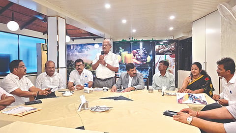 ಬಿಲ್ಲವ ಸಮಾಜದ ಉದ್ಯಮಿಗಳ ಸಭೆಯಲ್ಲಿ ಉದ್ಯಮಿ ದಯಾನಂದ ಬೊಂಟ್ರ ವಾತನಾಡಿದರು. ಉದ್ಯಮಿ ಗಂಗಾಧರ ಅಮೀನ್, ಗೆಜ್ಜೆಗಿರಿ ಕ್ಷೇತ್ರಾಡಳಿತ ಸಮಿತಿ ಅಧ್ಯಕ್ಷ ರವಿ ಪೂಜಾರಿ ಚಿಲಿಂಬಿ, ಗೌರವಾಧ್ಯಕ್ಷರಾದ ಪೀತಾಂಬರ ಹೆರಾಜೆ, ರಾಜಶೇಖರ್ ಕೋಟ್ಯಾನ್ ಇದ್ದರು. 