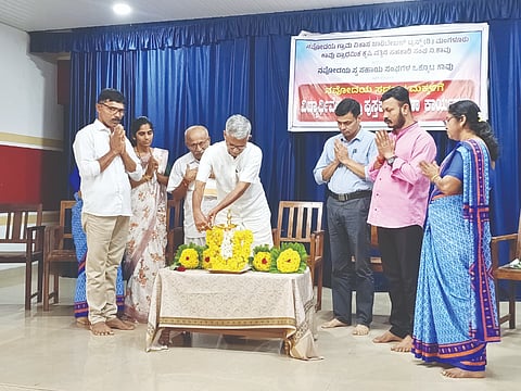  ಪುಸ್ತಕ-ಲೇಖನ ಸಾಮಗ್ರಿ ವಿತರಣಾ ಕಾರ್ಯಕ್ರಮವನ್ನು ನನ್ಯ ಅಚ್ಯುತ ಮೂಡೆತ್ತಾಯ ಉದ್ಘಾಟಿಸಿದರು. ಕೇಶವ ಮೂರ್ತಿ, ಹರೀಶ್ ಕುಲಾಲ್, ಅಮ್ಮು ಪೂಂಜ, ಗಾಯತ್ರಿ ಇತರರು ಇದ್ದರು.