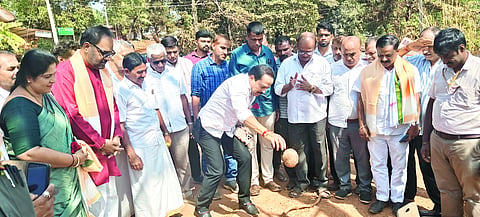 ಕಲ್ಲರ್ಪೆಯಲ್ಲಿ ವಿವಿಧ ಕಾಮಗಾರಿಗಳನ್ನು ಶಾಸಕ ಅಶೋಕ್ ರೈ ಉದ್ಘಾಟಿಸಿದರು. ಪ್ರಮುಖರಾದ ಕಾವು ಹೇಮನಾಥ ಶೆಟ್ಟಿ, ಕೃಷ್ಣಪ್ರಸಾದ್ ಆಳ್ವ, ಅನಿತಾ ಹೇಮನಾಥ ಶೆಟ್ಟಿ ಮತ್ತಿತರರಿದ್ದರು. 