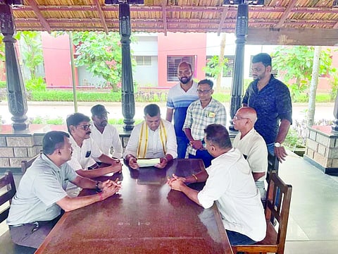  ಈಶ್ವರಮಂಗಲ ಶ್ರೀ ಪಂಚಲಿಂಗೇಶ್ವರ ದೇವಸ್ಥಾನದ ಹೊರಾಂಗಣದ ಸುತ್ತು ಪೌಳಿಗೆ ಶಾಶ್ವತ ಚಪ್ಪರ ರಚನೆಗೆ ಅನುದಾನ ಒದಗಿಸಿಕೊಡುವಂತೆ ಆಗ್ರಹಿಸಿ ದೇವಸ್ಥಾನದ ಜೀರ್ಣೋದ್ಧಾರ ಸಮಿತಿಯವರು ಸಂಸದ ಕ್ಯಾಪ್ಟನ್ ಬ್ರಿಜೇಶ್ ಚೌಟ ಅವರಿಗೆ ಮನವಿ ಸಲ್ಲಿಸಿದರು.