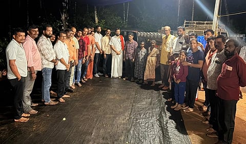 ಪುತ್ತಿಲ ಪರಿವಾರ ಸೇವಾ ಟ್ರಸ್ಟ್ ಕಾವು ಘಟಕದ ವತಿಯಿಂದ ಮಾಡ್ನೂರು ಗ್ರಾಮದ ಕುಡುಪುನಡ್ಕದಲ್ಲಿ ಸಿಮೆಂಟ್ ಶೀಟ್ ಹಸ್ತಾಂತರಿಸಲಾಯಿತು. ಟ್ರಸ್ಟ್ ಸಂಚಾಲಕ ಅರುಣ್ ಕುಮಾರ್ ಪುತ್ತಿಲ, ಟ್ರಸ್ಟ್ ಪದಾಧಿಕಾರಿಗಳಾದ ಉಮೇಶ್ ಕೋಡಿಬೈಲ್, ಪ್ರಜ್ವಲ್ ಘಾಟೆ ಮೊದಲಾದವರಿದ್ದರು.