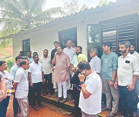ಕೆದಂಬಾಡಿ ಗ್ರಾಮದ ಸಾರಪುಣಿಯಲ್ಲಿರುವ ಮೃತ ಫಾತಿಮತ್ ನಿಶಾನ ಅವರ ಮನೆಗೆ ಬುಧವಾರ ಜಿಲ್ಲಾ ಉಸ್ತುವಾರಿ ಸಚಿವ ಯು.ಟಿ.ಖಾದರ್ ಭೇಟಿ ನೀಡಿದರು. ಕಾಂಗ್ರೆಸ್ ಜಿಲ್ಲಾಧ್ಯಕ್ಷ ಹರೀಶ್ ಕುಮಾರ್, ಬ್ಲಾಕ್ ಕಾಂಗ್ರೆಸ್ ಅಧ್ಯಕ್ಷ ಕೃಷ್ಣಪ್ರಸಾದ್ ಆಳ್ವ, ಕೆಪಿಸಿಸಿ ಸಂಯೋಜಕ ಕಾವು ಹೇಮನಾಥ ಶೆಟ್ಟಿ, ವಕೀಲ ನೂರುದ್ದೀನ್ ಸಾಲ್ಮರ ಮತ್ತಿತರರು ಇದ್ದರು.  